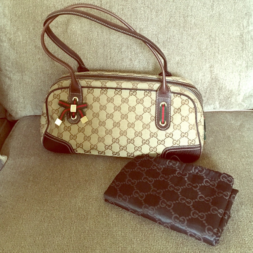 💯% authentic, vintage Gucci logo handbag! ❤️💚 matching wallet available, too